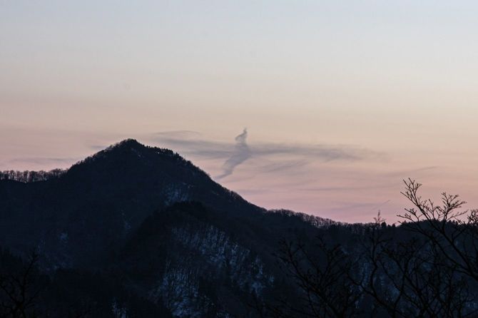 登山中に目撃した鳳凰のような雲
