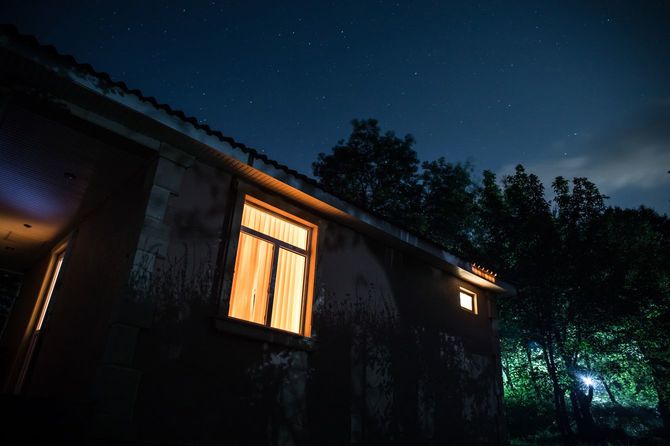 明かりの付いた家