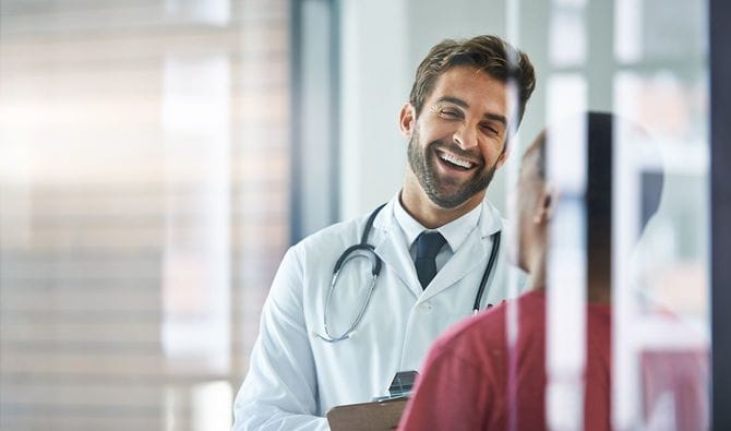 常に患者が安心できるように接する医者