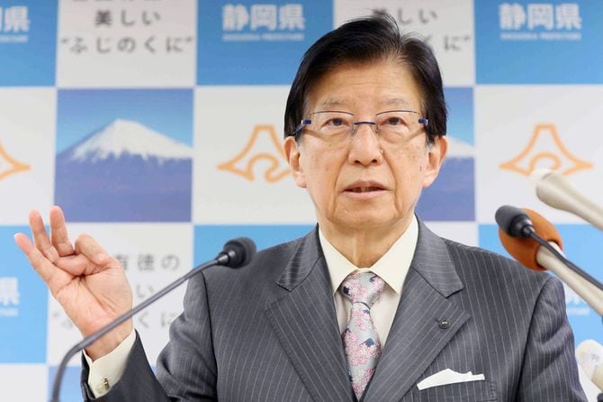 退職届を提出し、記者会見する静岡県の川勝平太知事＝2024年4月10日、静岡市