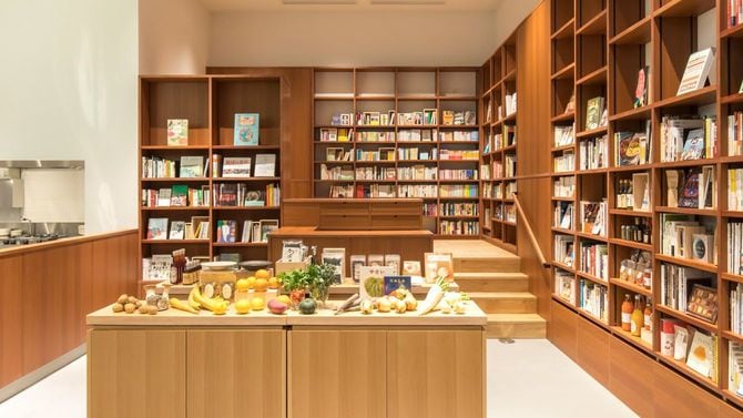 レストラン「本と野菜 OyOy（おいおい）」の内観