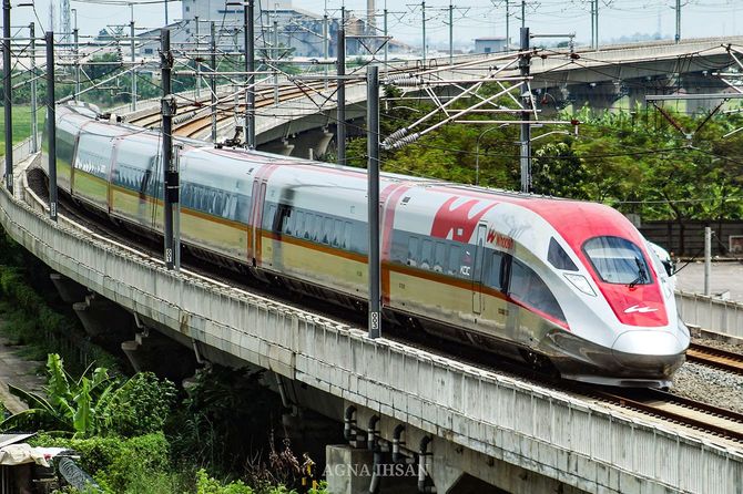 テガルアール駅入る前にカーブを曲がるWhoosh