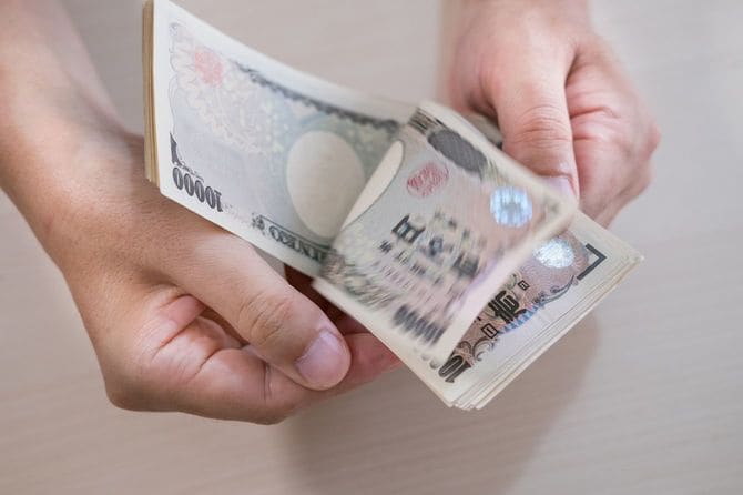 一万円札を数える手元