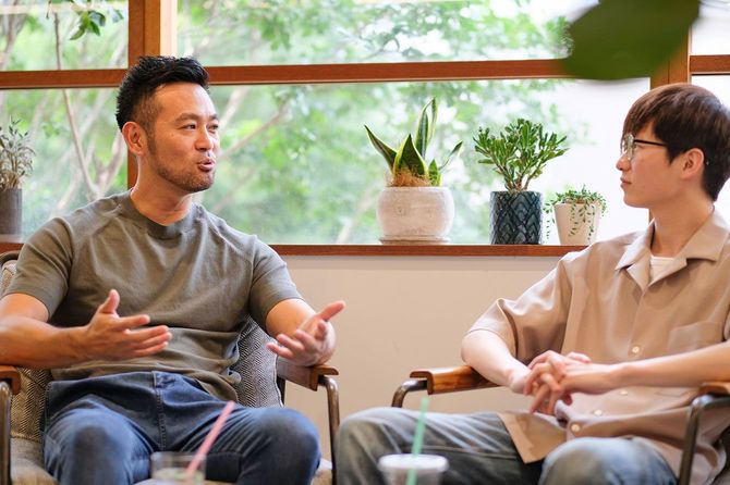 若者にインタビューをする男性