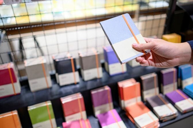 文房具店で手帳を選ぶ男性