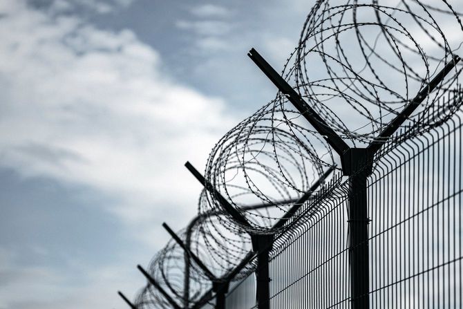 有刺鉄線の柵
