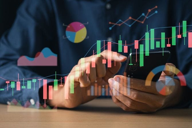 スマホを使って投資をする人