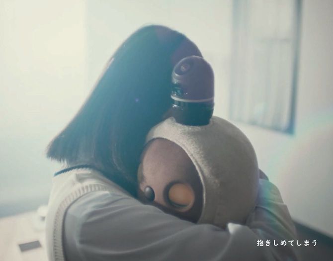 LOVOTを抱きしめてしまう