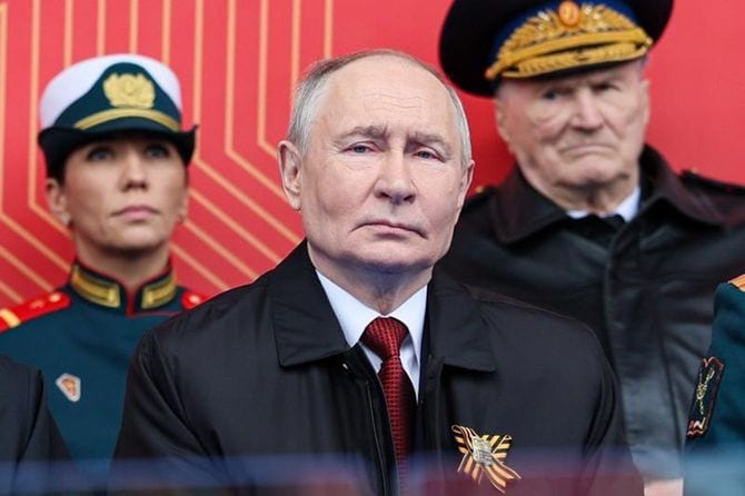 パレードを見るプーチン氏 「弱さ」露呈した独裁者