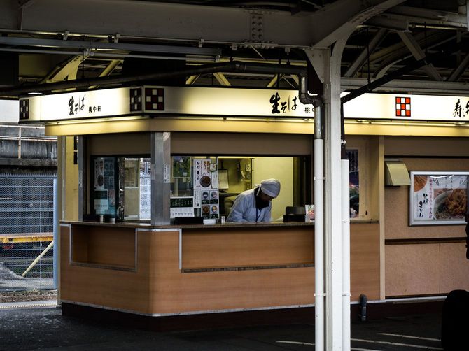 駅のホームの立ち食いそば店