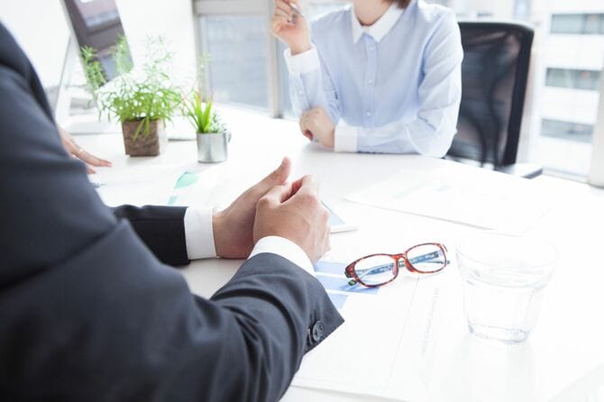 オフィスで会話をするビジネスマン