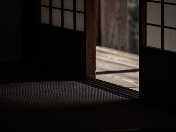 電気のついていない和室に引き戸から差し込む光
