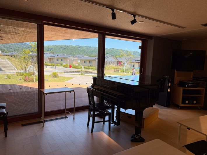 窓を開けると地域と接続できるシームレスな造り