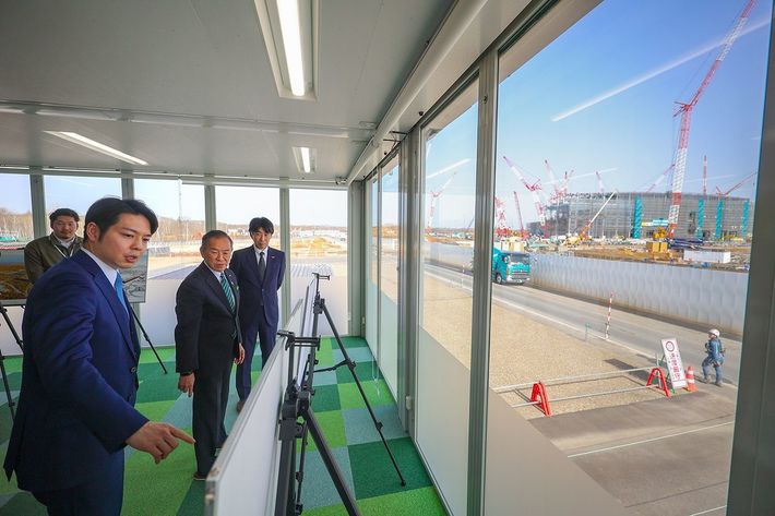 北海道千歳市に誘致されるラピダスの半導体工場を視察する鈴木道直北海道知事（左手前）と、説明するラピダスの小池厚義社長（左手前から2人目）。撮影＝2024年4月26日