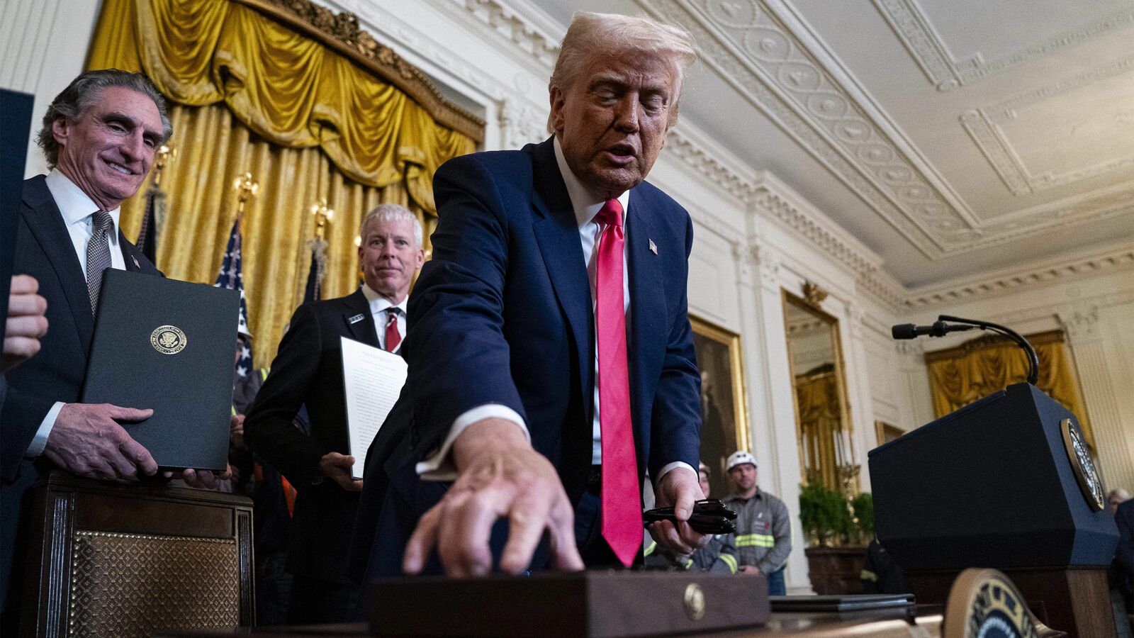 なぜトランプ大統領が"道徳の最後の砦"になるのか…普通のアメリカ人が陰謀論を信じてしまう背景 Qアノンの物語を信じる人が15%もいる