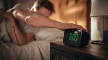 ｢スヌーズ起床｣と｢アラーム一発起床｣どちらが睡眠の質が上か…研究で判明した起床後のスッキリ感の違い