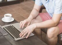 休日に自宅で仕事すると家族から白い目で見られる……どうすべきか