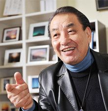 <strong>ロッキー田中</strong> 61歳●1946年、福井県生まれ。福井商業高校卒業後、薬品会社に入り、22歳で富士ゼロックスに転職。49歳で退職し写真家に。「自分の作品を通じて人と喜びを共有できるのがプロの仕事」と言い切る。東京都品川区西五反田で「ときめきの富士アートサロン」を開設し、作品の展示販売を行っている。