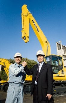 <strong>平木彦三郎</strong>●研究本部技監。東京大学工学部卒業後、小松製作所入社。米MIT大留学、開発本部システム開発センタ所長などを経て、2005年4月から現職（写真右）。<br><strong>井上宏昭</strong>●開発本部建機第一開発センタ環境商品開発グループチーム長。横浜国立大学工学部卒業後、小松製作所入社。エンジン開発、システム開発を歩み、2008年2月から現職（写真左）。