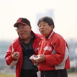 数年前、夫の長一さんとグラウンドで。喧嘩をすることは全くないという。