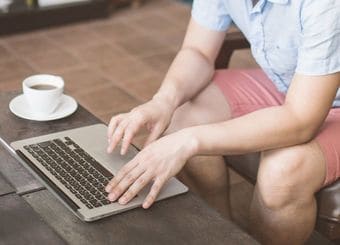 休日に自宅で仕事すると家族から白い目で見られる……どうすべきか