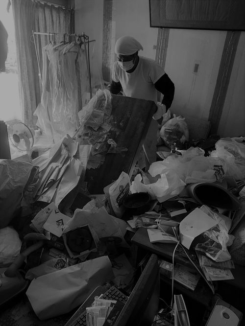 ゴミらしきものが山積している部屋