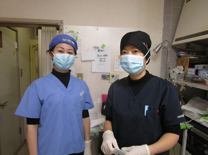 獣医師の青山千佳さん（左）と齊藤朋子さん（右）