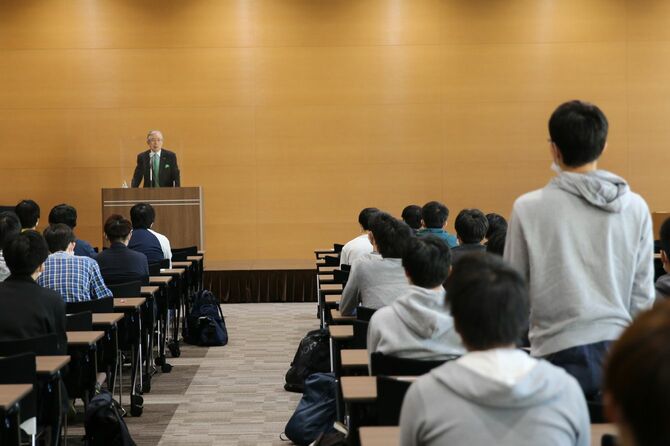 講演中、若者の質問に答える永守重信日本電産会長兼永守学園理事長