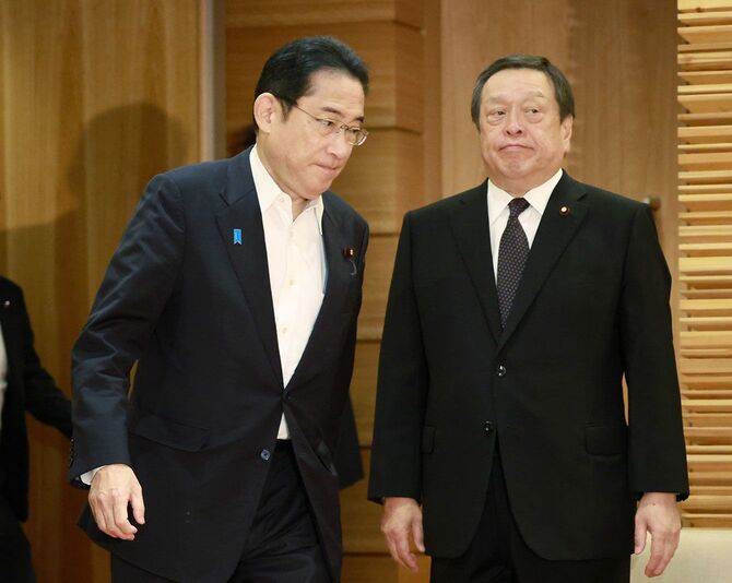閣議に臨む岸田文雄首相（左）＝2023年8月8日、首相官邸