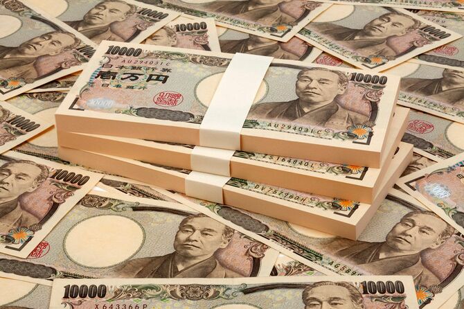 一面に敷き詰めらた一万円札の上に100万円束が3つ