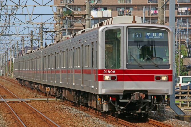 一ノ割駅付近を走行する東武鉄道の電車
