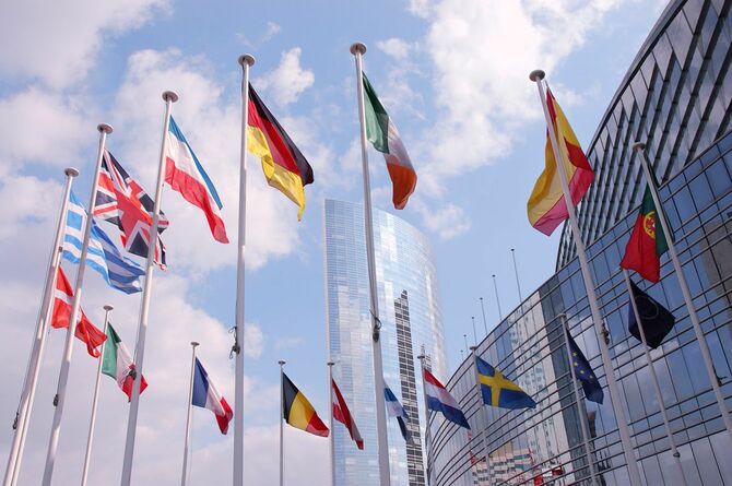 欧州連合（EU）加盟国の国旗を円形に並べたもの