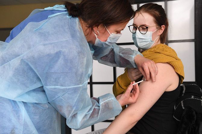 新型コロナウイルスワクチンの接種を受ける女性