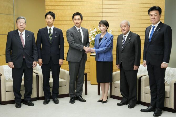 会談に臨む(右3人目から)高市早苗首相と日本維新の会の吉村洋文代表、藤田文武共同代表ら