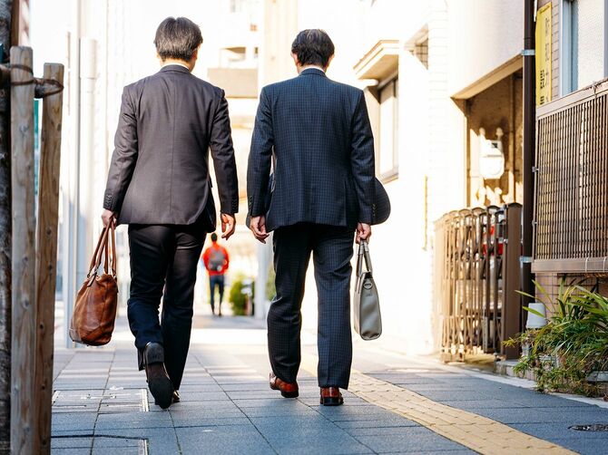 東京の路上で日本人ビジネスマン