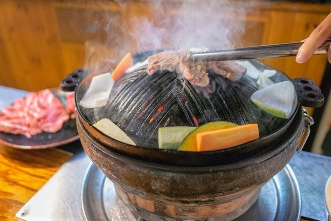 満洲の料理にヒントを得た「成吉思汗（ジンギスカン）」