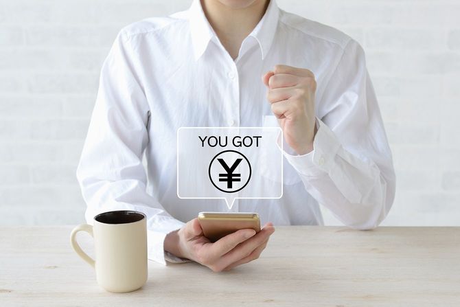 スマートフォンの画像で日本のお金を稼ぐ女性