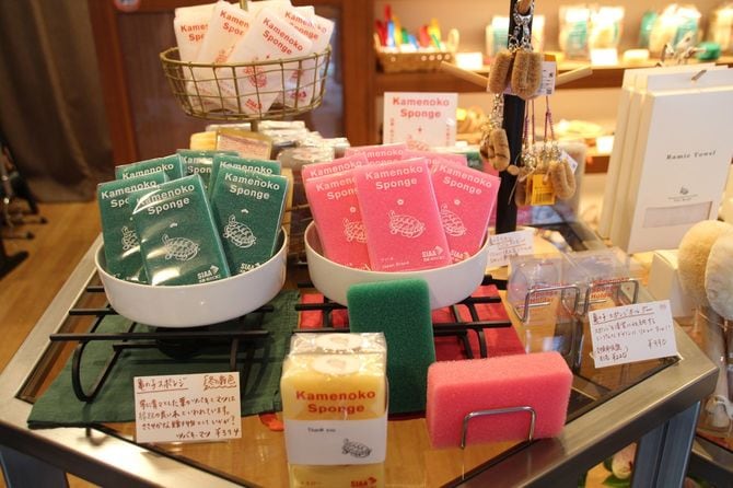 季節によってカラーバリエーションが変わる。冬はツバキとマツが登場