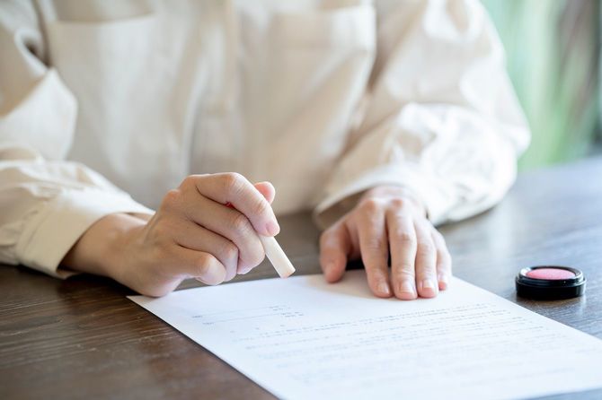 印鑑を押す女性の手元