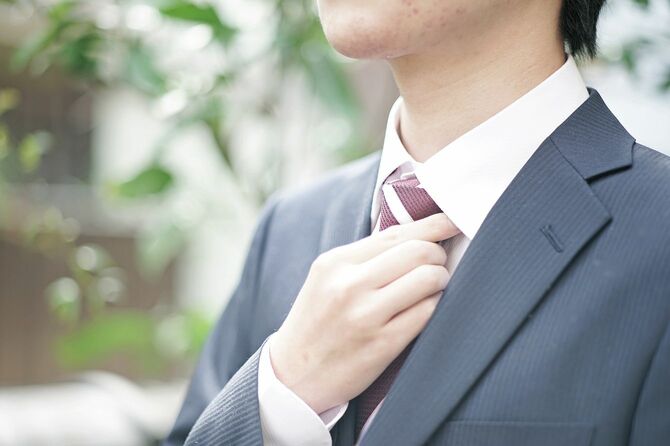 スーツを着たビジネスマン