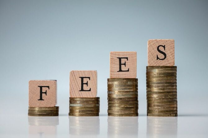 積み上げたコインの上に「FEES(手数料)」と書かれたブロック