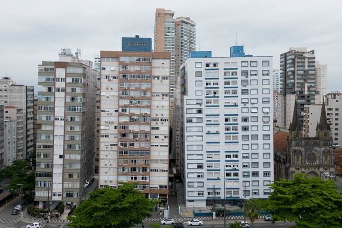 3棟いずれも傾いたビル群