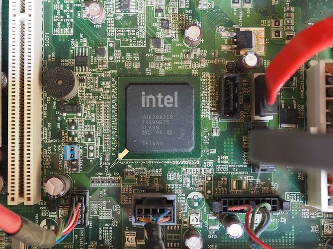 インテル製のチップが中央に配置されたマザーボード