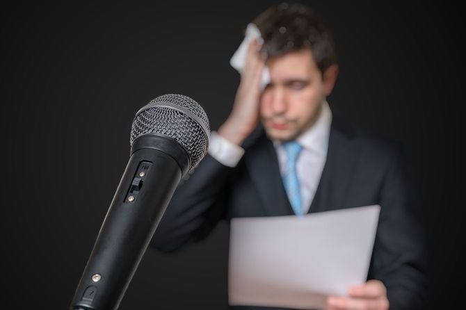 スピーチを恐れて発汗する男性