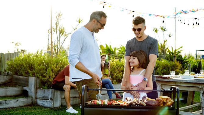 裏庭でバーベキューを楽しむ人たち