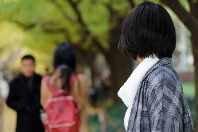 背中を見守る女性