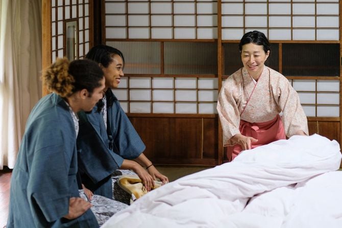 布団の使い方を説明する旅館の仲居さん