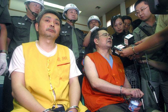 中国陜西省西安の中級人民法院で汚職の罪で共に禁錮17年の実刑判決を受けた中国共産党地方幹部のチャン兄弟