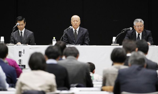 記者会見する電通の石井直社長