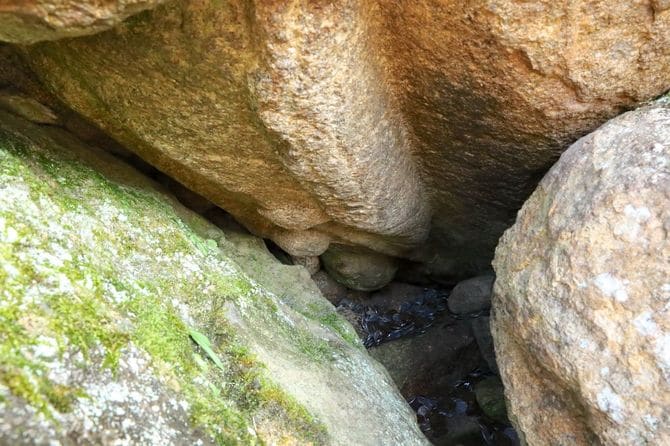 天守台の石垣の一部に使用された逆さ地蔵